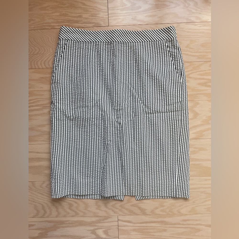 J. Crew No. 2 Pencil Skirt Size 4 Striped Dark Grey and White Seersucker